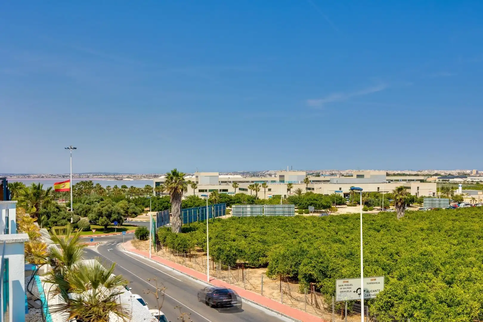Außenansicht von Einfamilien-Reihenhaus zum Verkauf in Torrevieja mit Klimaanlage, Heizung und Terrasse