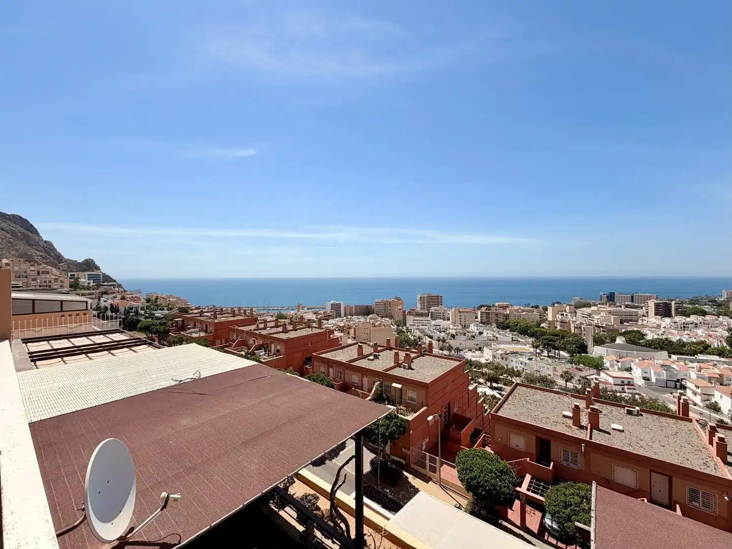 Außenansicht von Wohnung zum Verkauf in Roquetas de Mar mit Klimaanlage, Terrasse und Möbliert
