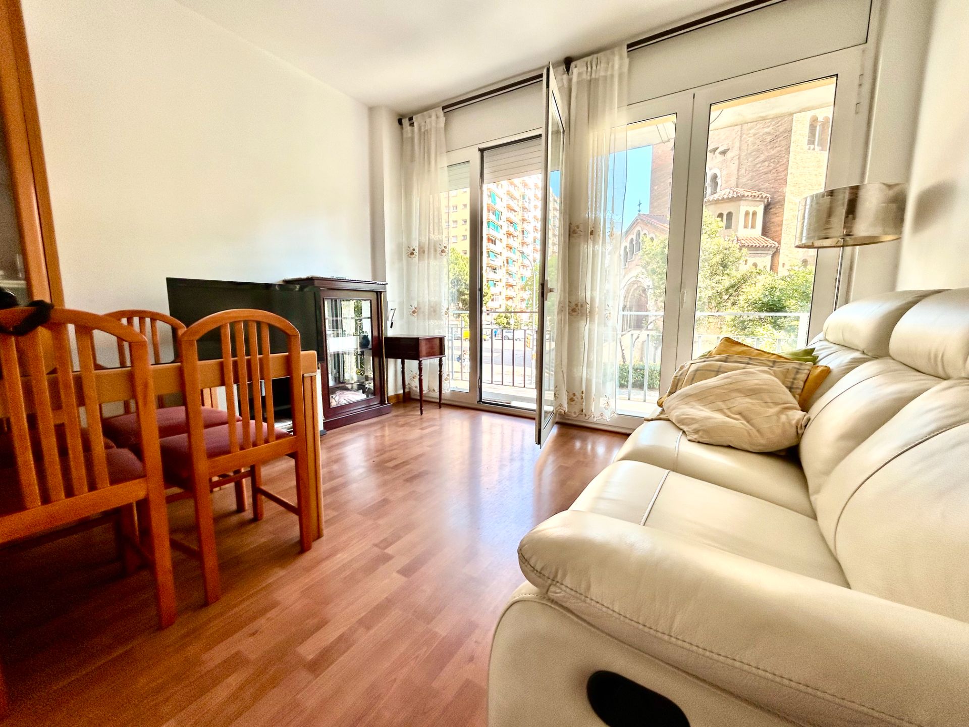 Exterior view of Flat for sale in L'Hospitalet de Llobregat  with Heating, Furnished and Oven