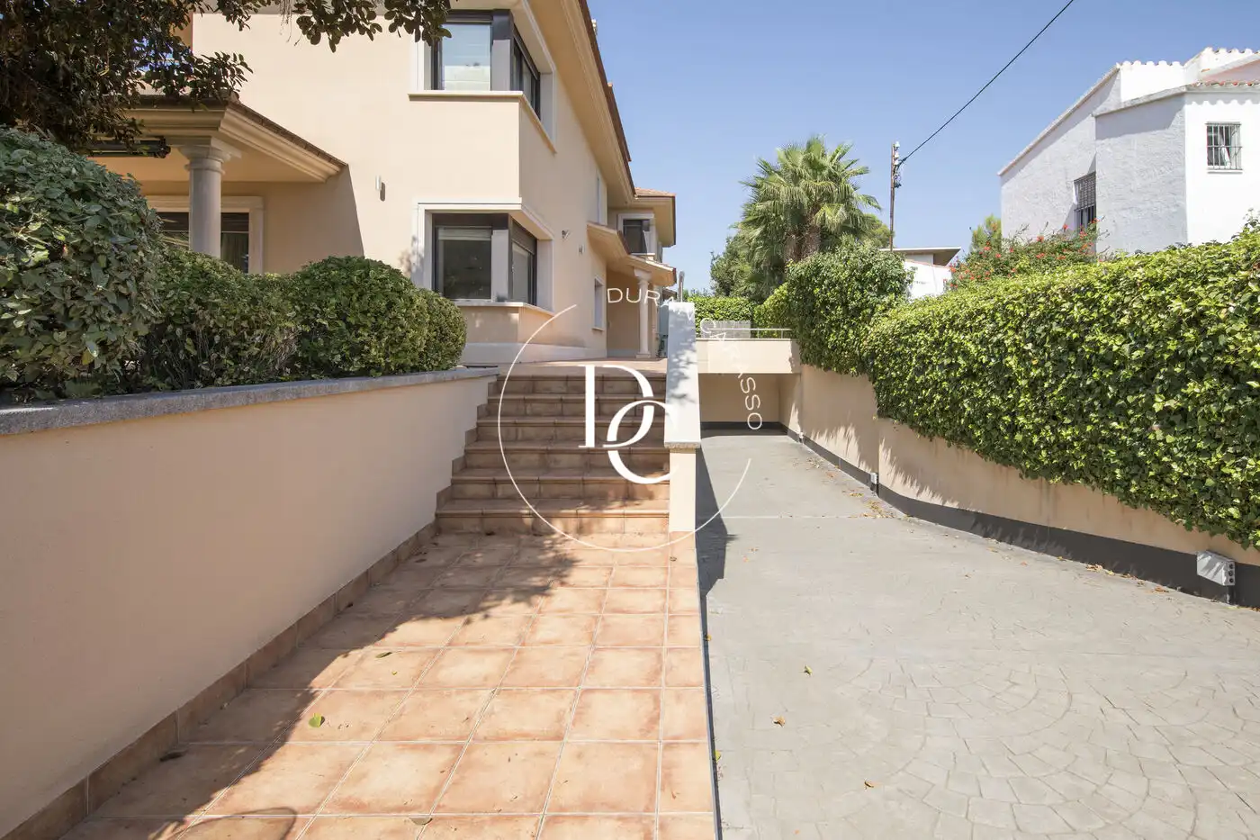 Vista exterior de Casa o xalet de lloguer en Sitges amb Aire condicionat, Calefacció i Jardí privat