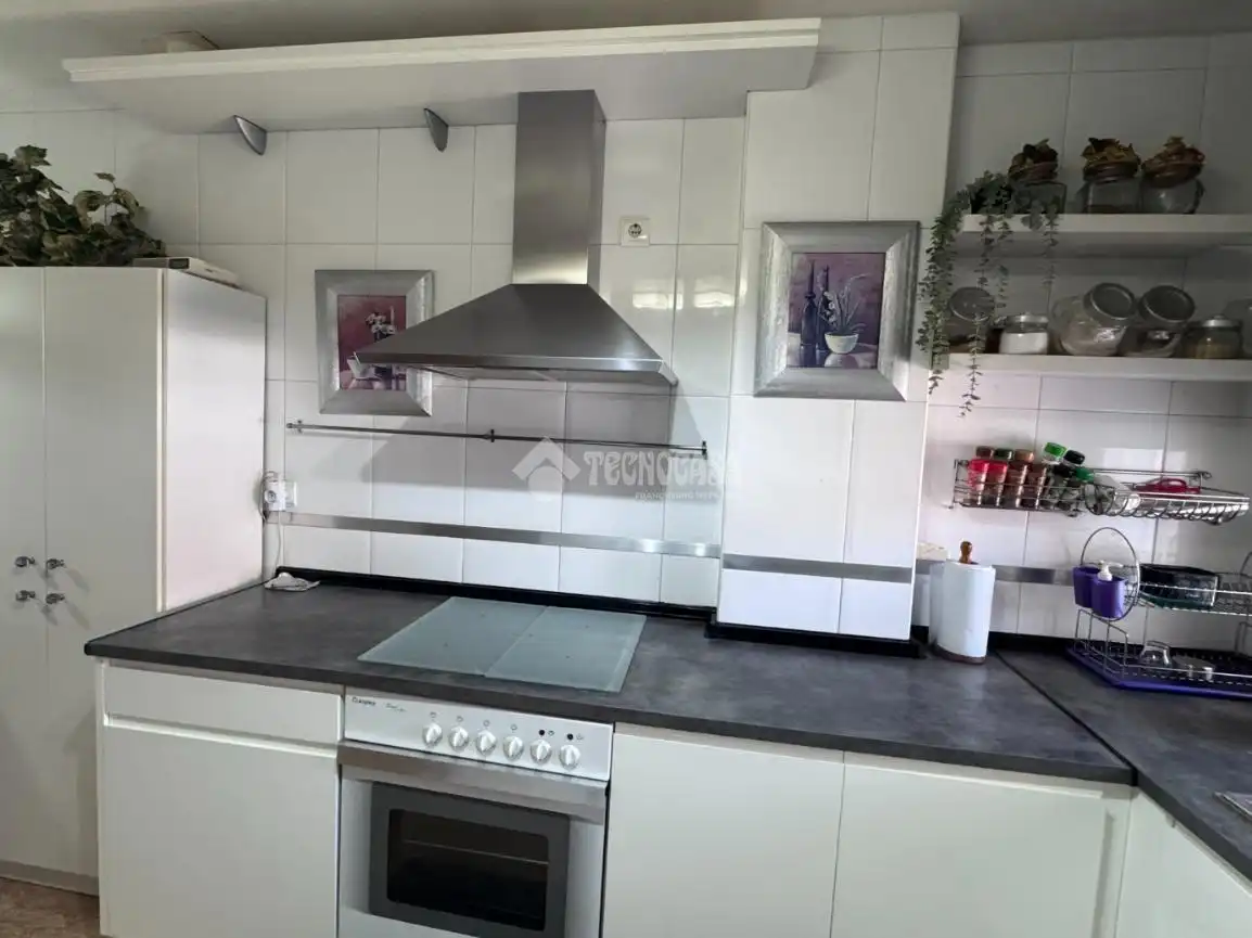 Cocina de Casa adosada en venta en Valdefresno con Calefacción, Parquet y Piscina comunitaria