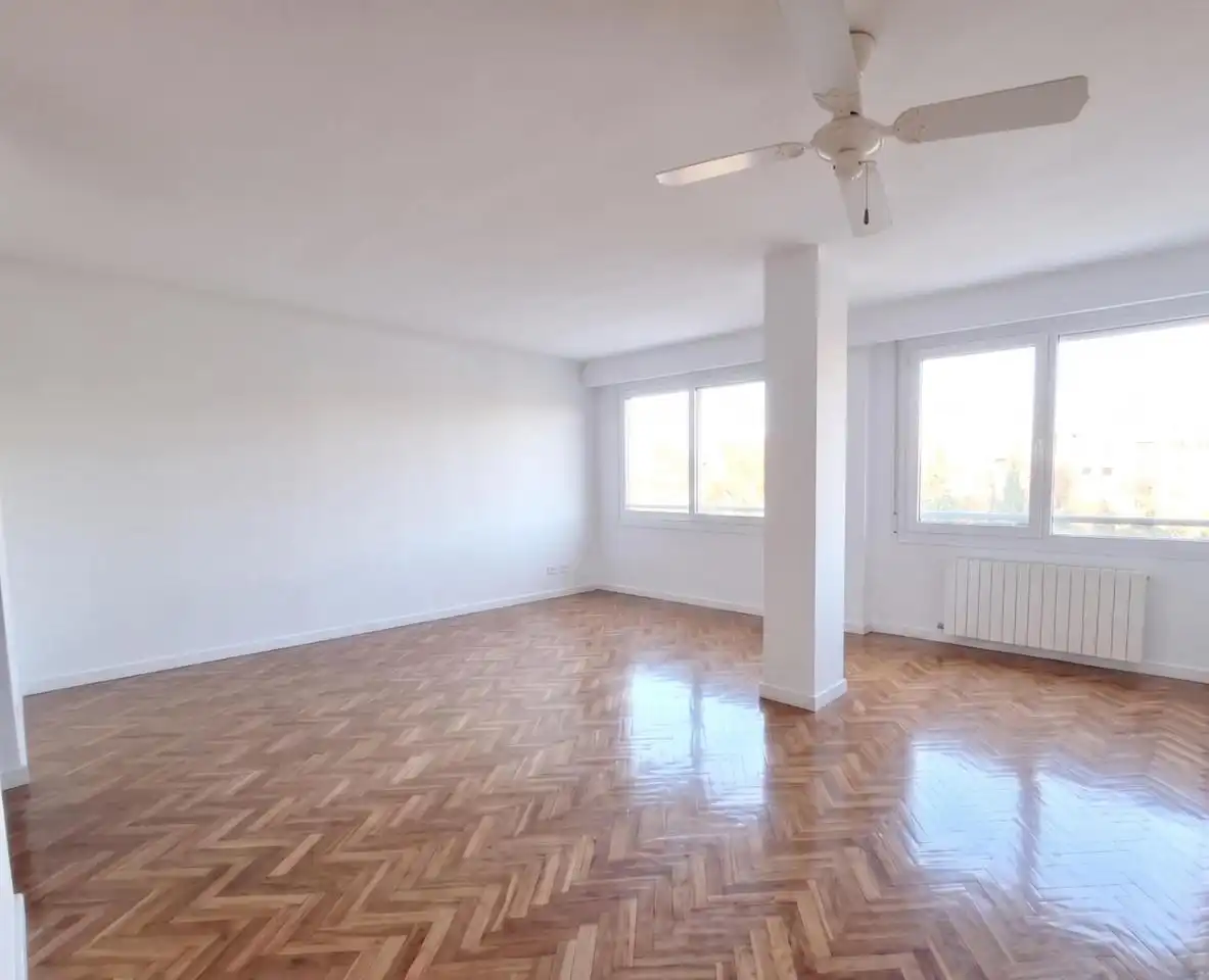 Sala de estar de Piso en venta en Madrid con Parquet, Trastero y Piscina comunitaria