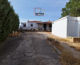 Vista exterior de Finca rústica en venda en Valdepeñas amb Aire condicionat i Piscina