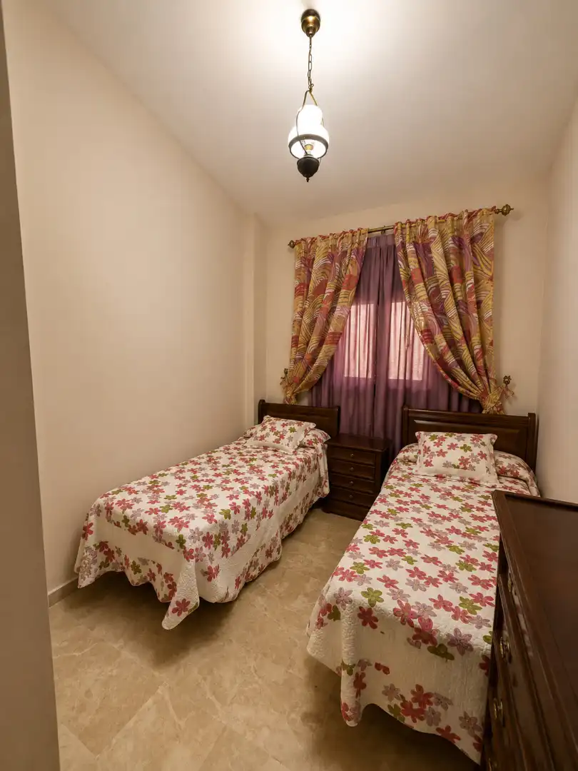 Dormitori de Casa adosada en venda en Bormujos amb Aire condicionat, Jardí privat i Terrassa