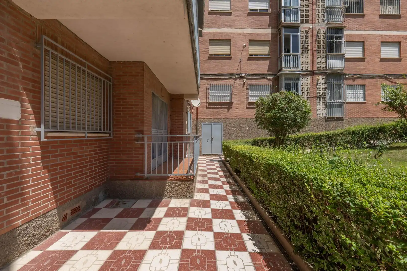 Vista exterior de Pis de lloguer en Granada amb Aire condicionat, Calefacció i Jardí privat