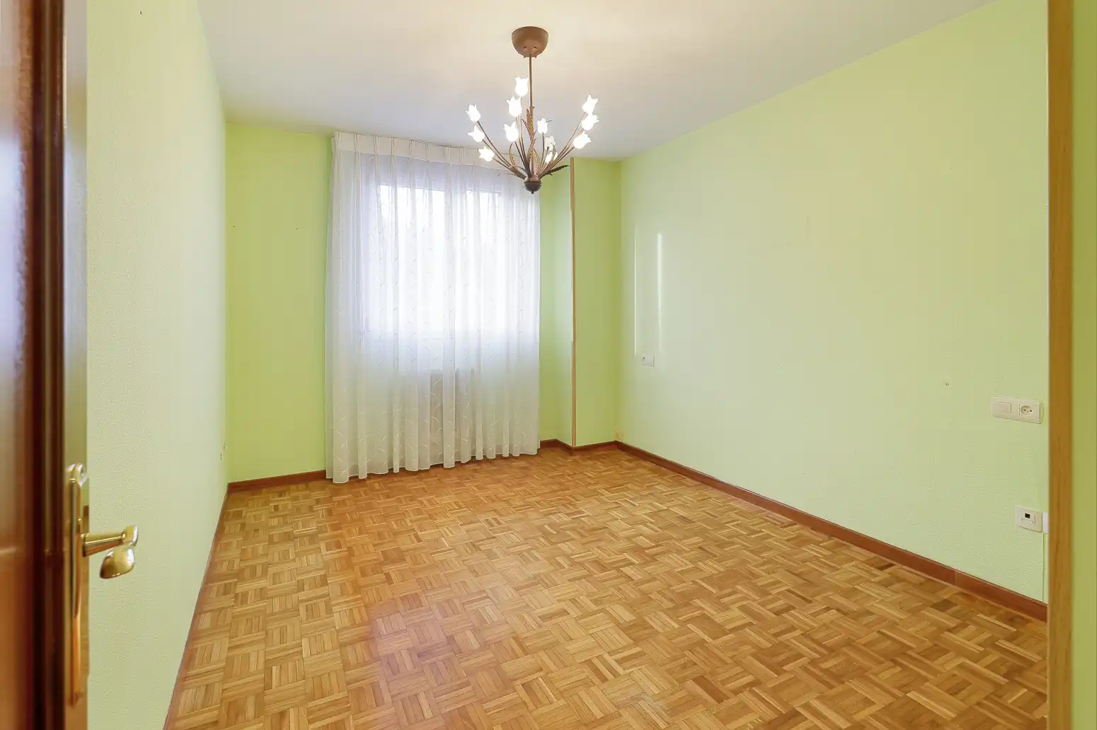 Dormitori de Pis en venda en Oviedo  amb Calefacció, Parquet i Traster