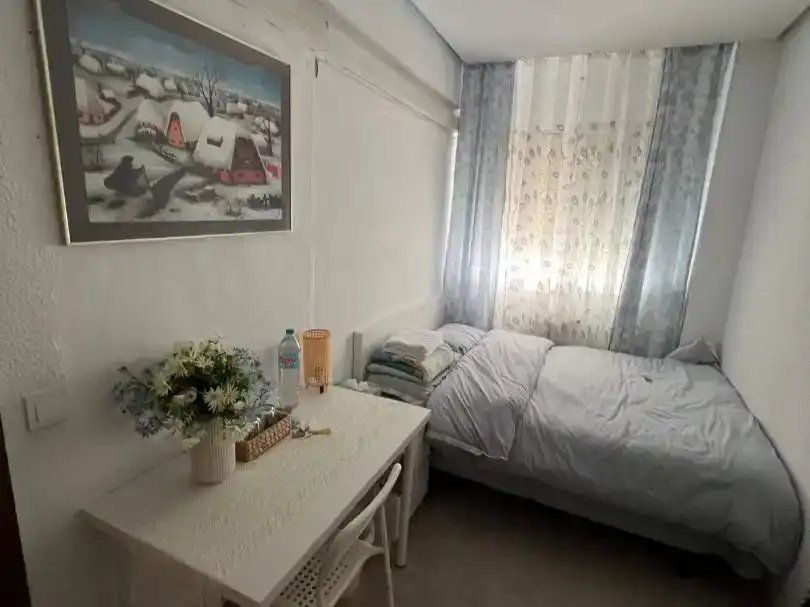 Schlafzimmer von Wohnung zur Miete in  Madrid Capital mit Klimaanlage und Balkon