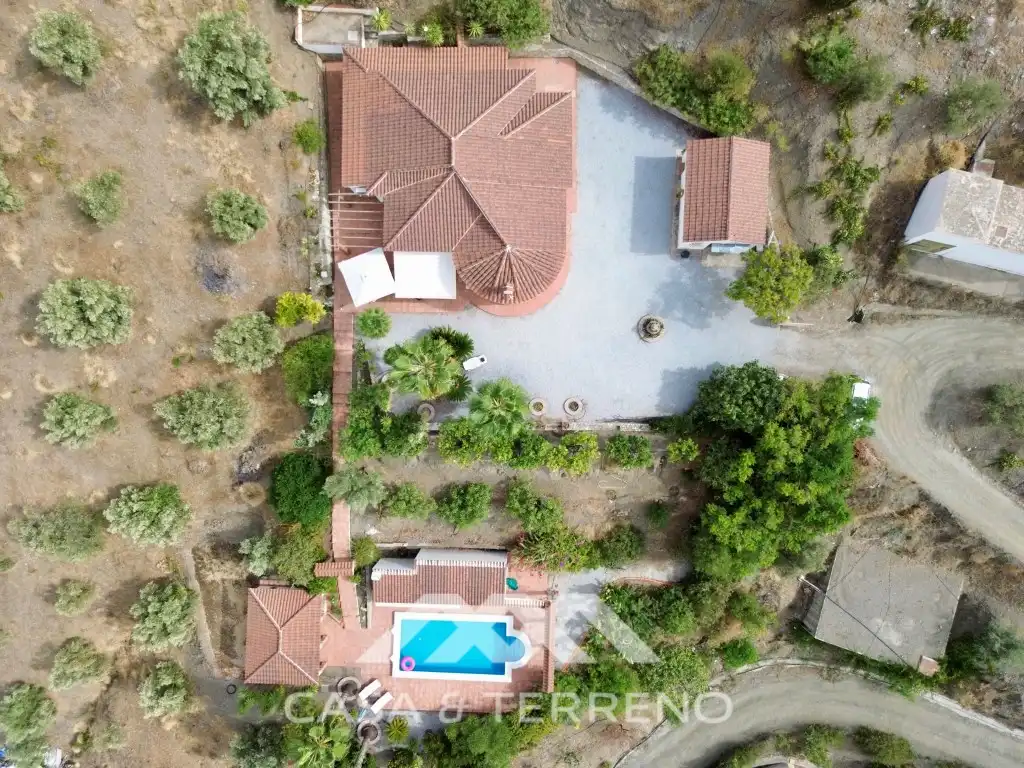 Vista exterior de Casa o xalet en venda en Canillas de Albaida amb Aire condicionat, Calefacció i Jardí privat