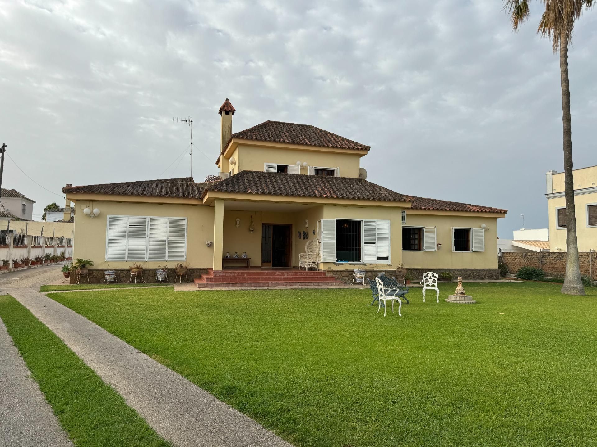 Vista exterior de Casa o xalet en venda en Sanlúcar de Barrameda amb Aire condicionat, Jardí privat i Terrassa