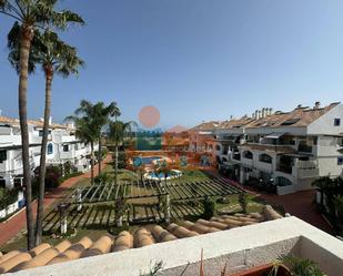 Vista exterior de Àtic de lloguer en Marbella amb Aire condicionat, Terrassa i Piscina