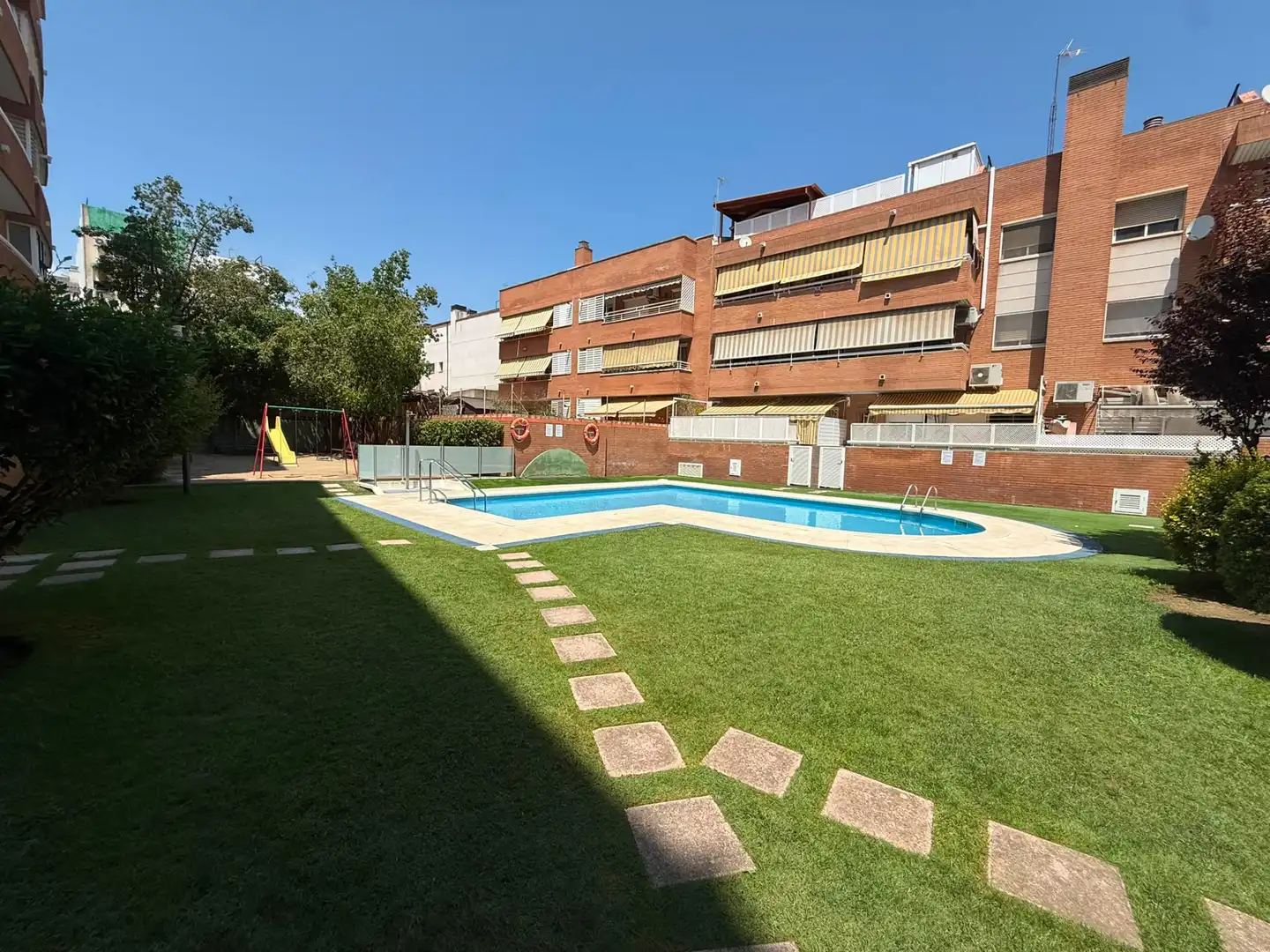 Piscina de Piso en venta en Cornellà de Llobregat con Aire acondicionado, Calefacción y Parquet