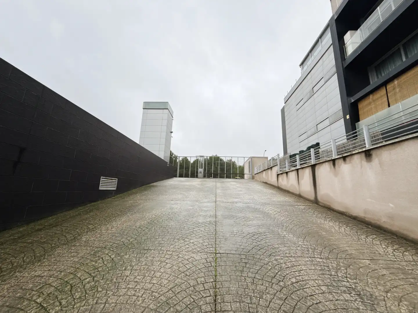 Vista exterior de Dúplex en venta en Madrid con Aire acondicionado, Calefacción y Piscina comunitaria