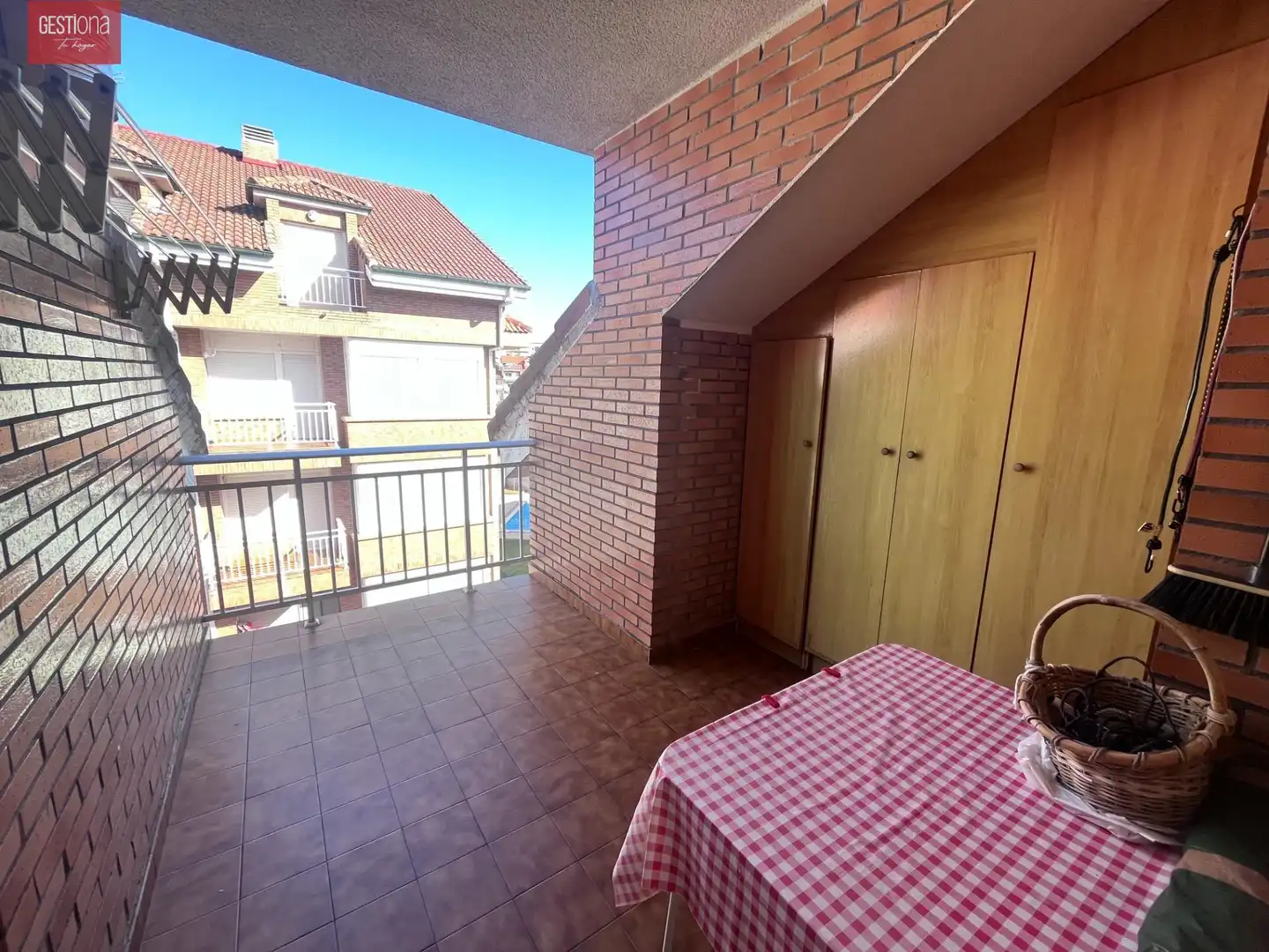 Terrasse von Dachboden zum Verkauf in Noja mit Heizung, Terrasse und Möbliert