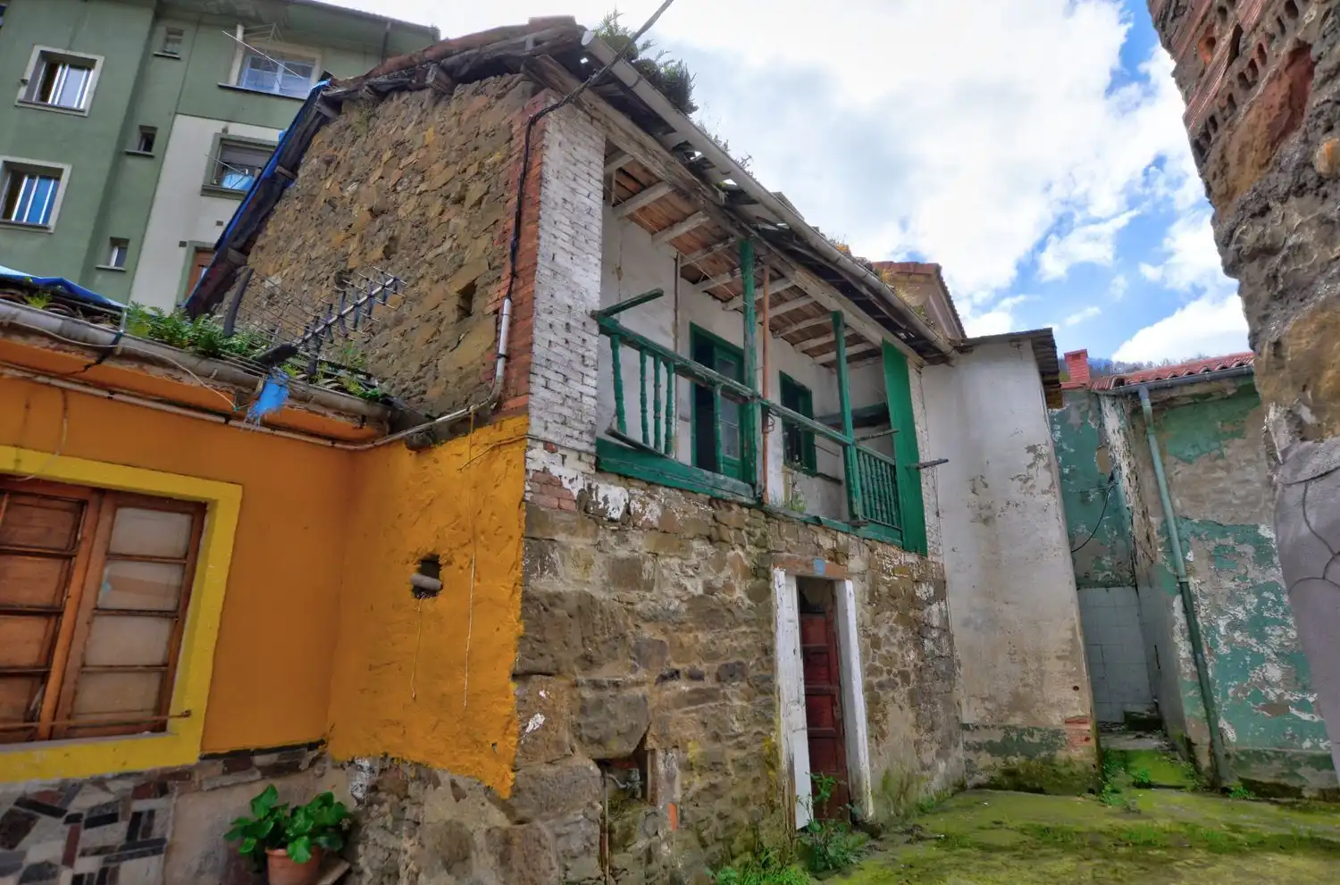 Vista exterior de Casa o xalet en venda en Mieres (Asturias) amb Piscina