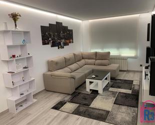 Sala d'estar de Apartament en venda en León Capital  amb Calefacció, Terrassa i Traster