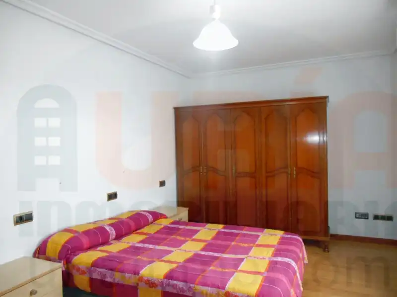 Habitación de Piso en venta en Oviedo  con Calefacción, Trastero y Amueblado