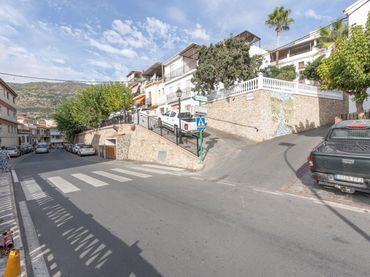Casa aparellada amb balcó en venda a Calle Calle Aguacate