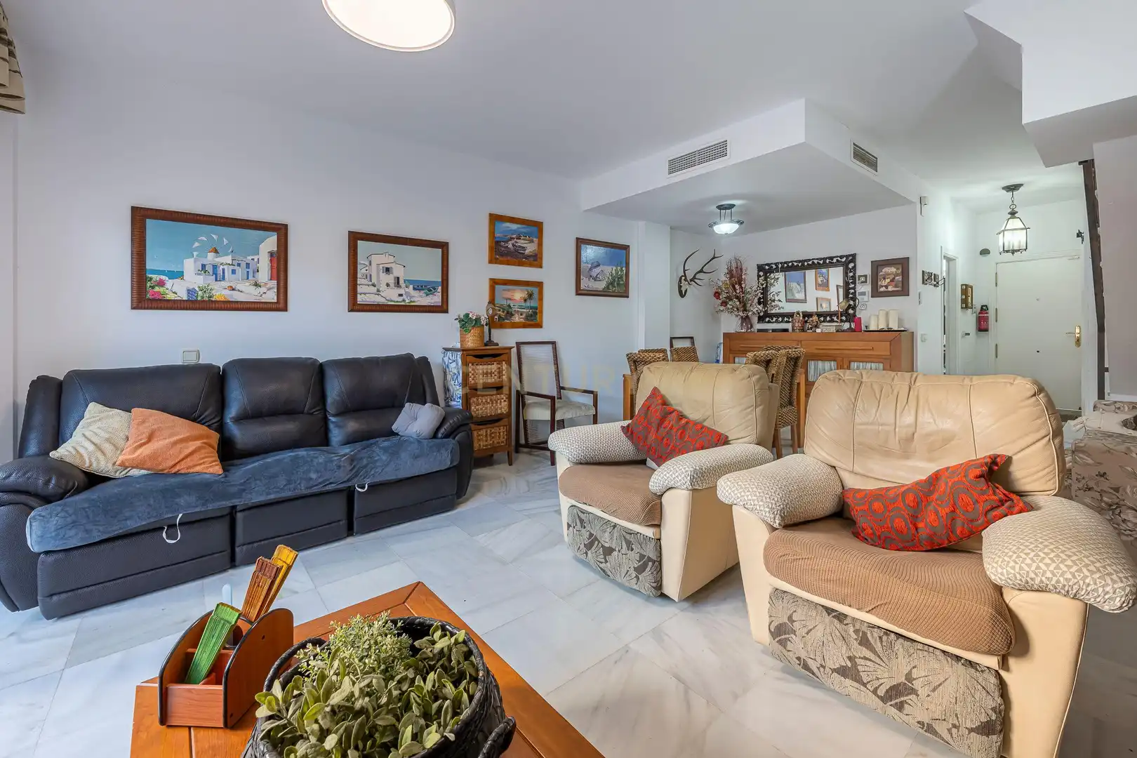 Sala de estar de Casa adosada en venta en Estepona con Aire acondicionado, Trastero y Piscina comunitaria