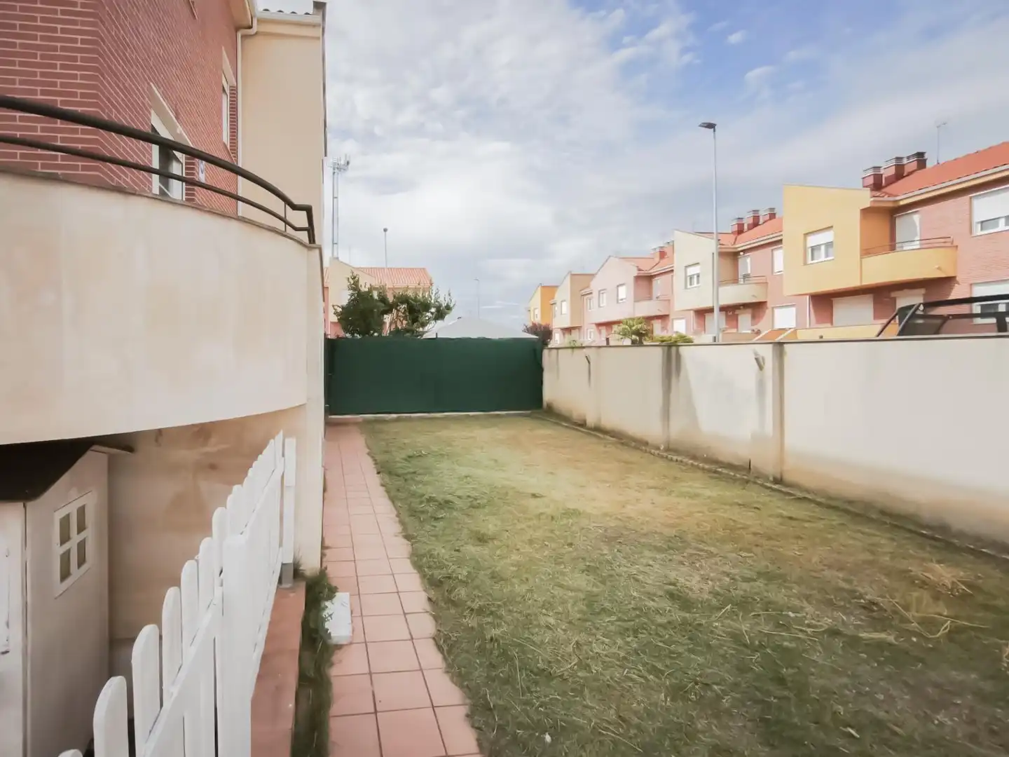 Jardí de Casa adosada en venda en Villaquilambre amb Terrassa i Balcó