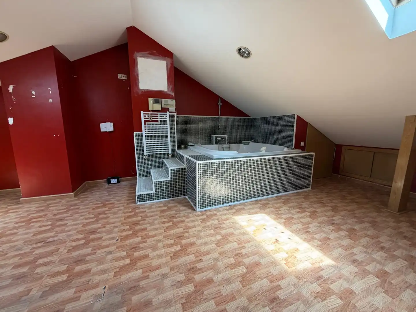 Bany de Casa o xalet en venda en Parla amb Calefacció, Terrassa i Jacuzzi