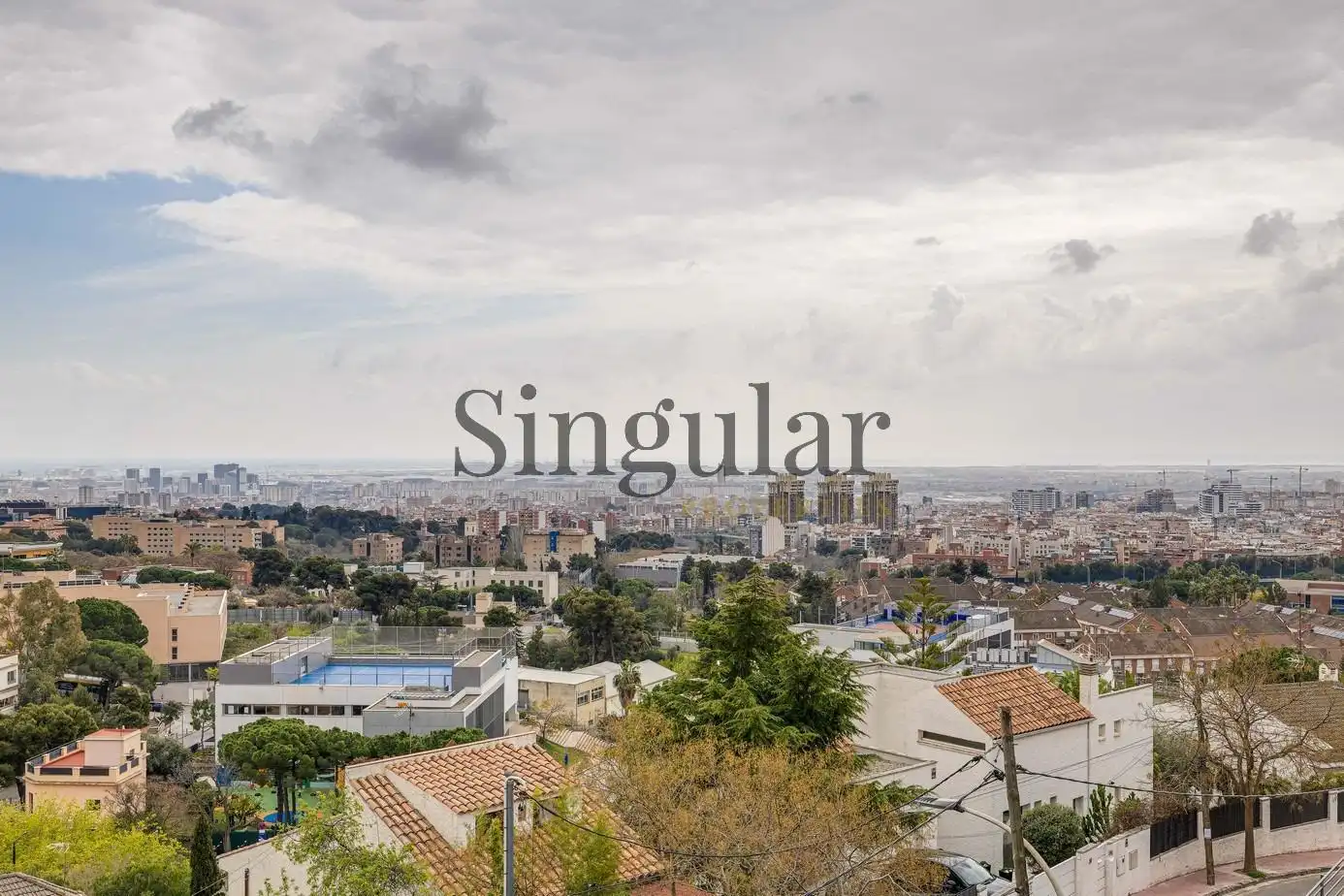 Vista exterior de Casa o xalet en venda en Esplugues de Llobregat amb Calefacció, Piscina i Jacuzzi