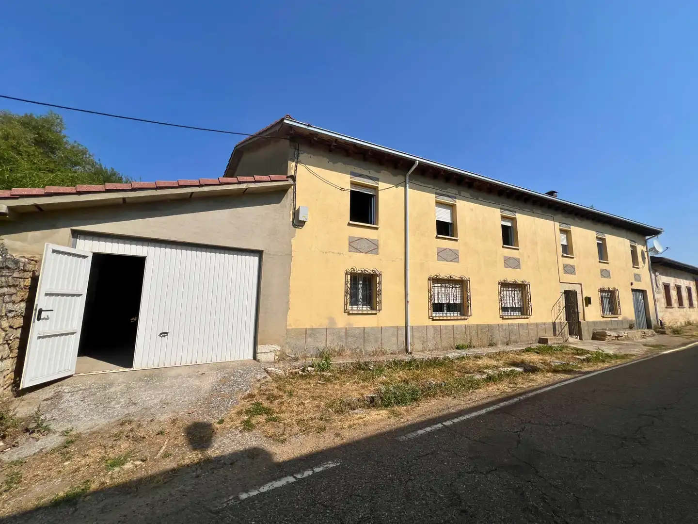 Vista exterior de Casa o xalet en venda en Dehesa de Montejo amb Calefacció i Moblat