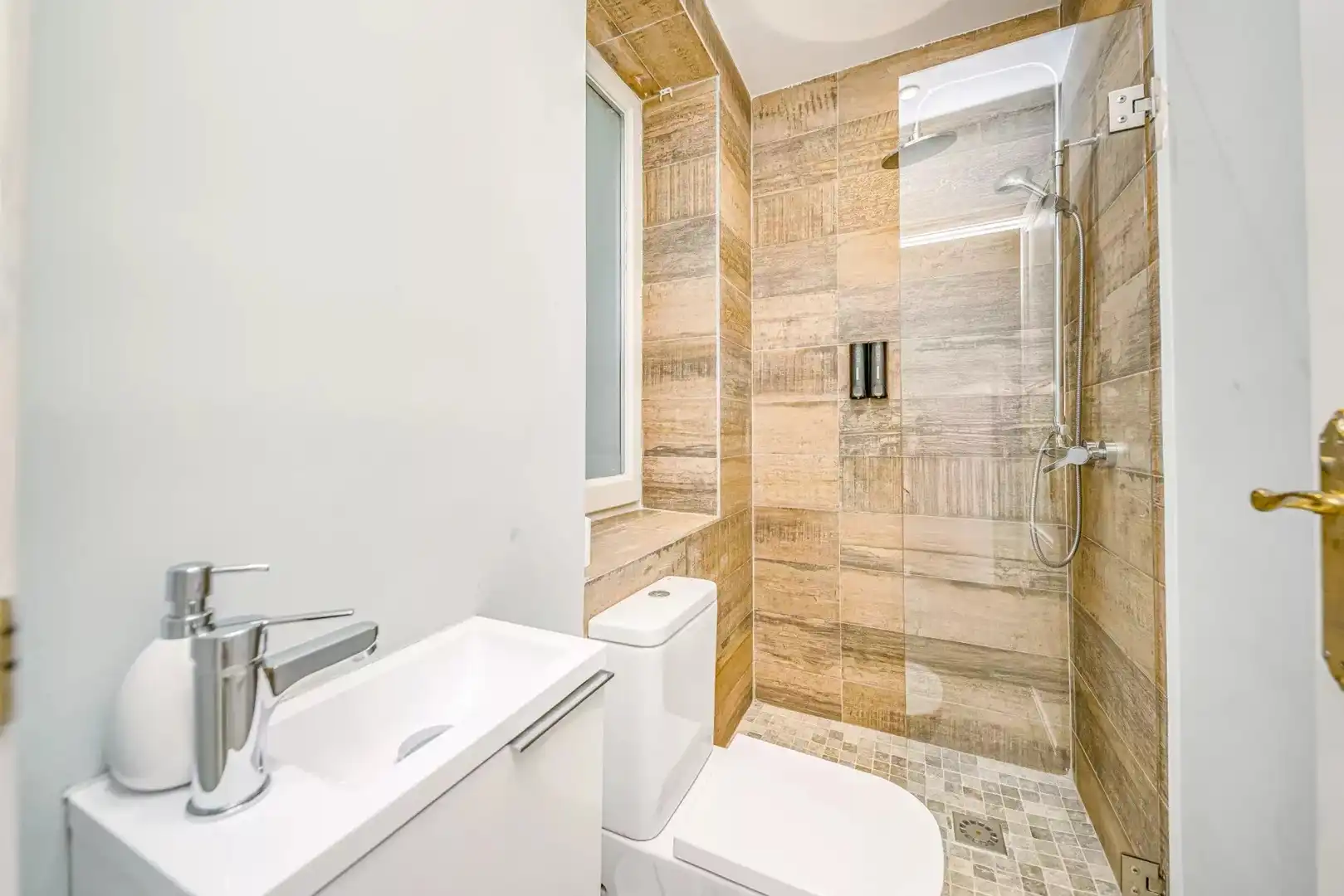 Bathroom of Flat for rent in Madrid  with Air Conditioner, Heating and Terrace
