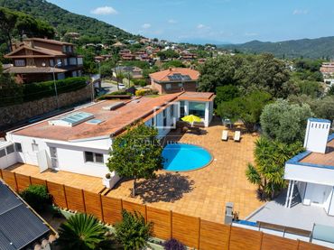 Villa avec piscine à vendre à Nucli Urbà