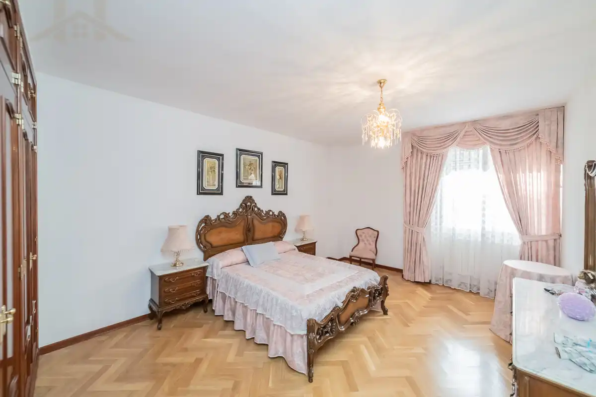 Dormitori de Casa o xalet en venda en San Sebastián de los Reyes amb Calefacció, Jardí privat i Piscina
