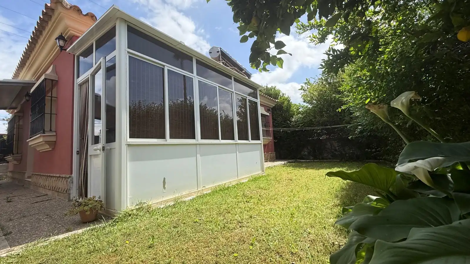 Außenansicht von Haus oder Chalet zum Verkauf in El Puerto de Santa María mit Klimaanlage, Privatgarten und Abstellraum