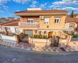 Vista exterior de Casa adosada en venda en Otura amb Aire condicionat, Terrassa i Piscina