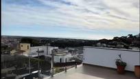 Vista exterior de Casa o xalet de lloguer en Castelldefels amb Aire condicionat, Terrassa i Piscina