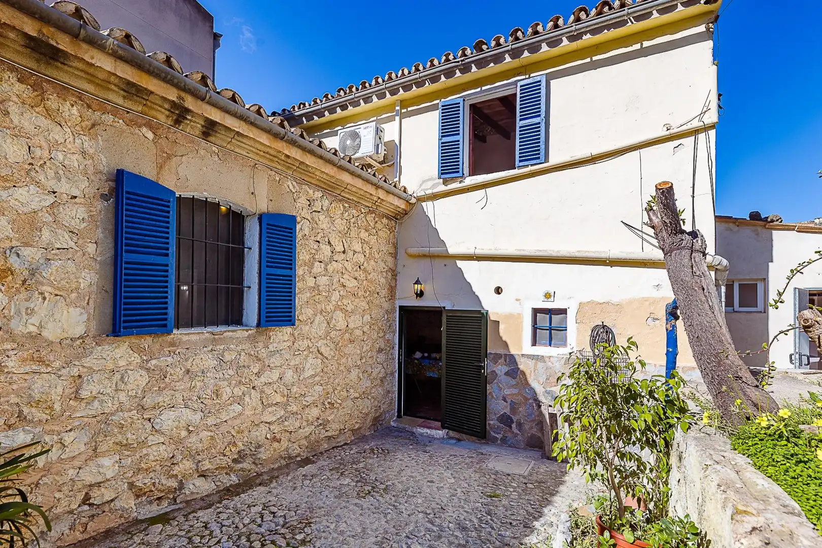 Vista exterior de Casa adosada en venda en Andratx amb Aire condicionat, Jardí privat i Traster