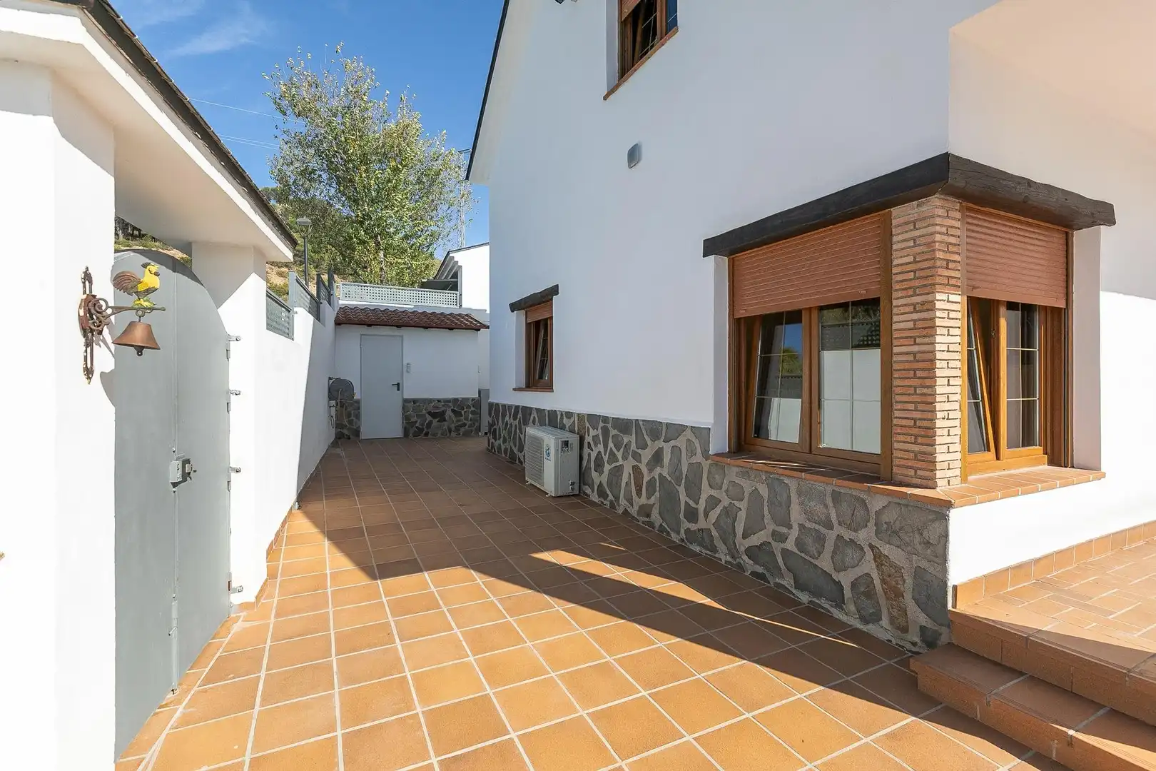 Vista exterior de Casa o xalet en venda en Huétor de Santillán amb Calefacció, Jardí privat i Piscina