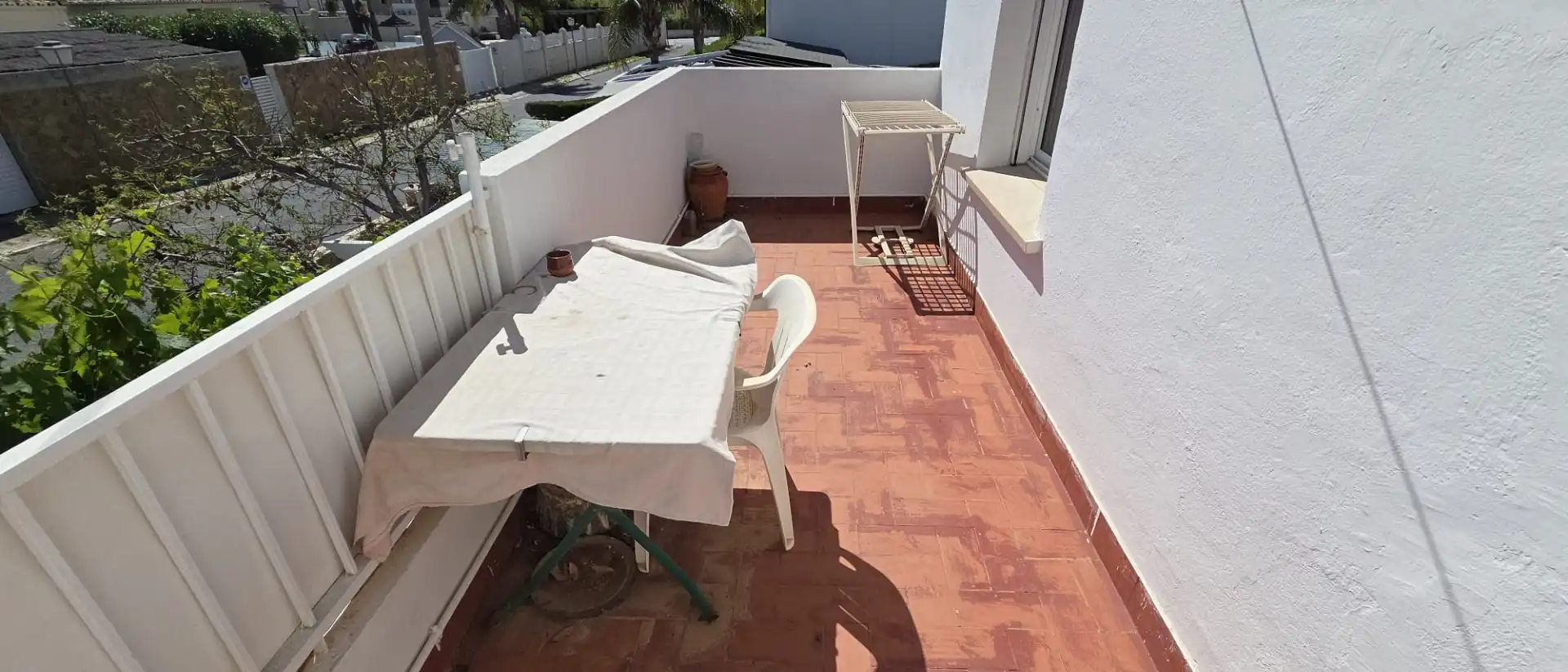 Terrasse von Einfamilien-Reihenhaus zum Verkauf in Alhaurín de la Torre mit Klimaanlage, Privatgarten und Terrasse