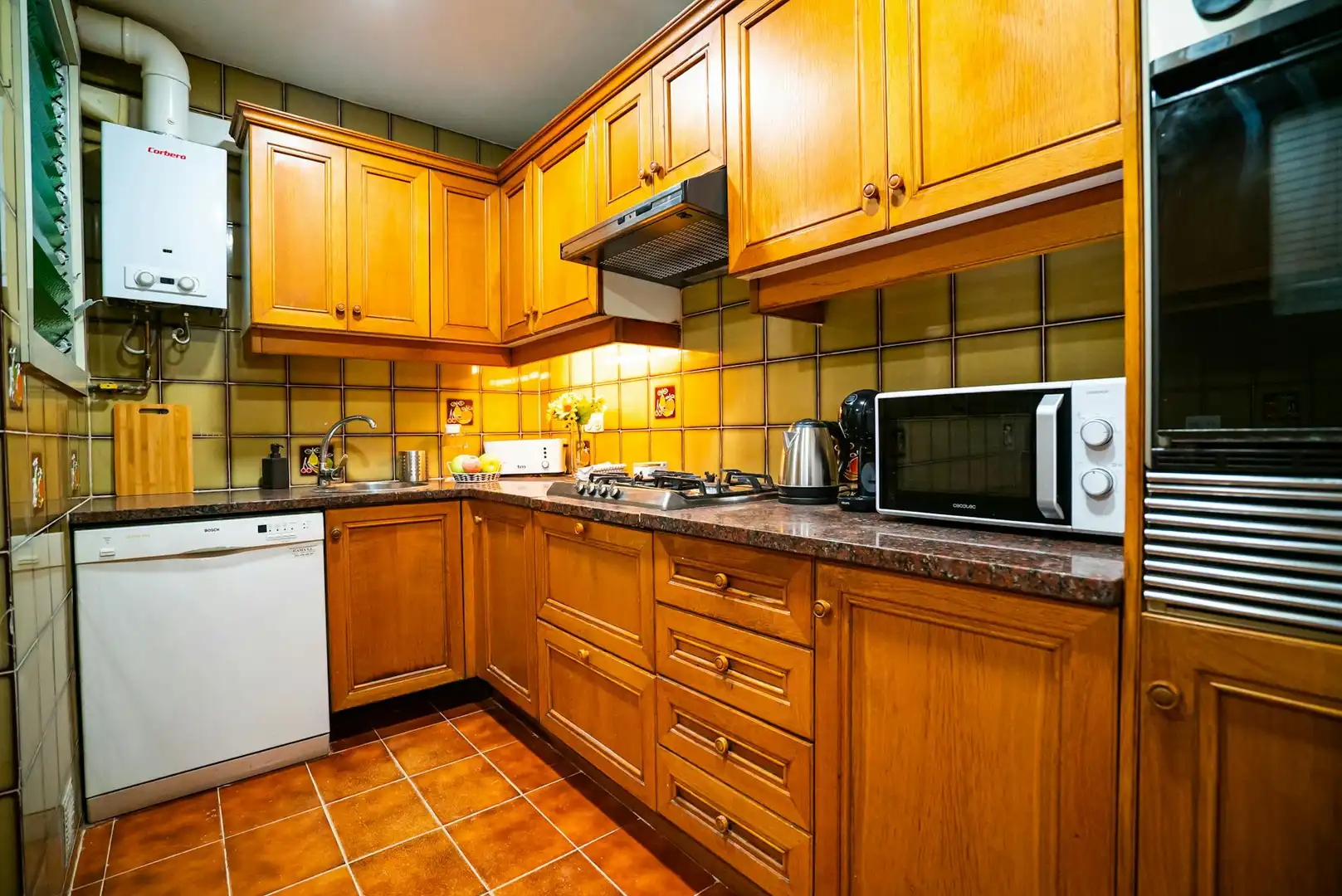 Kitchen of Flat for share in L'Hospitalet de Llobregat  with Washing machine