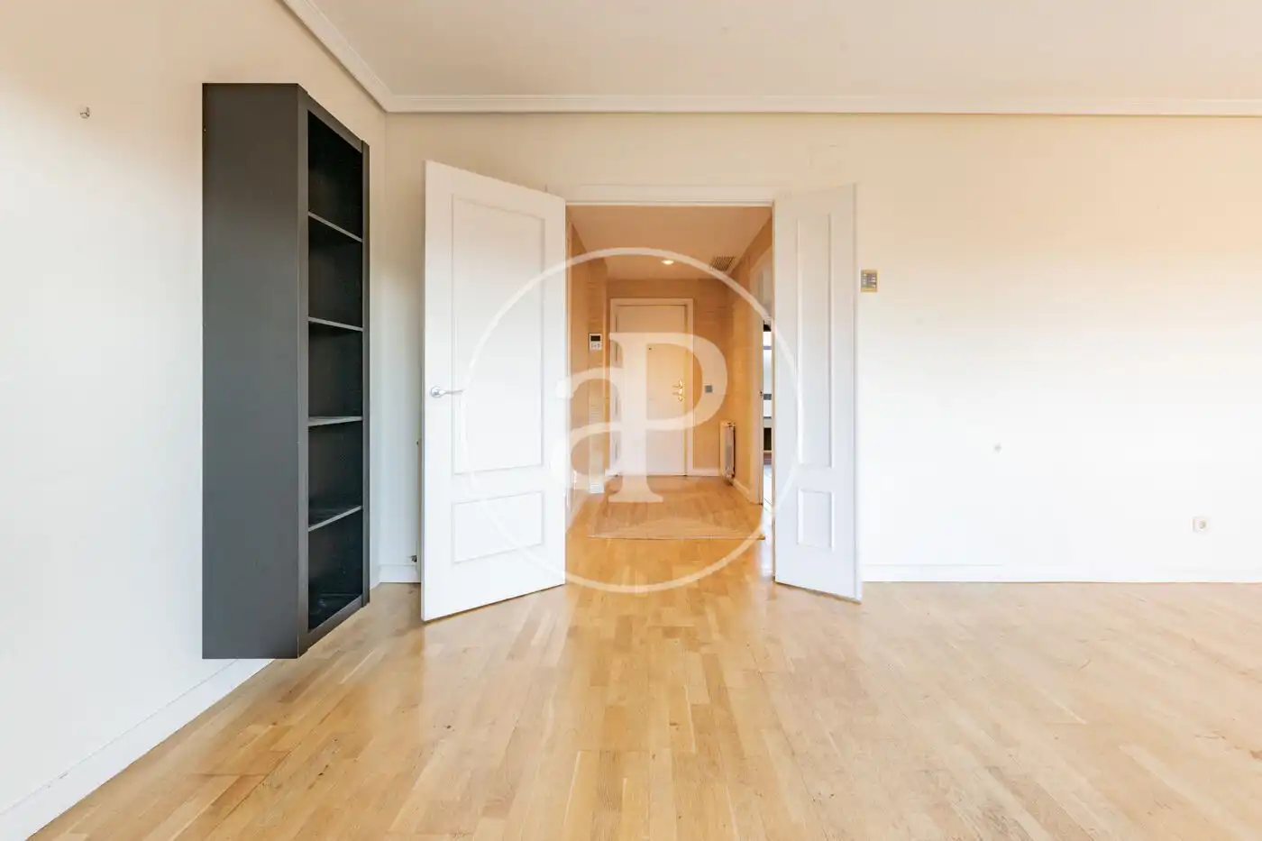 Wohnung zum Verkauf in La Moraleja mit Klimaanlage, Heizung und Privatgarten
