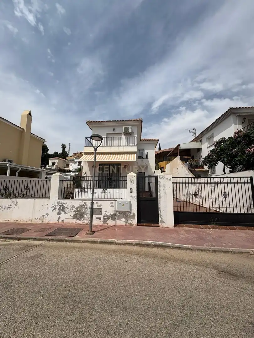 Vista exterior de Casa o xalet en venda en Torrox amb Piscina comunitària
