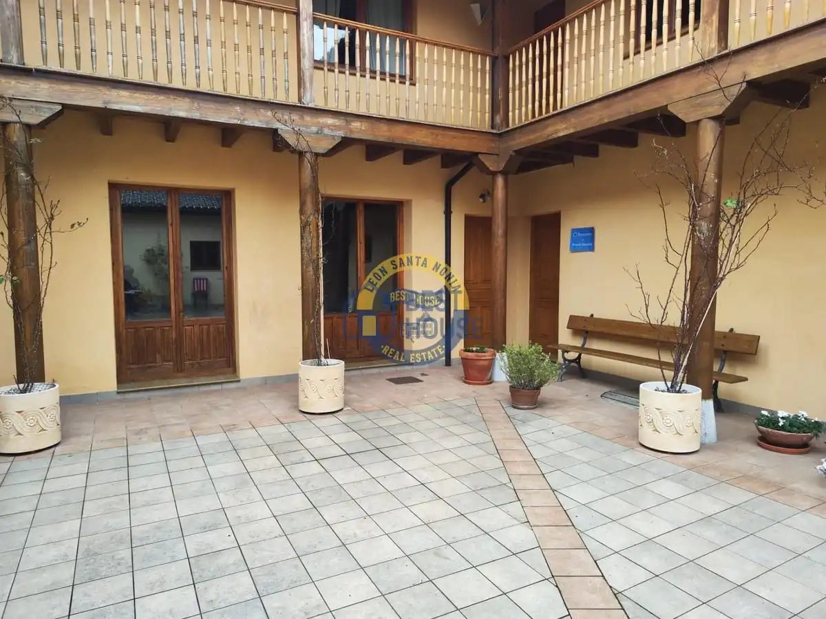 Vista exterior de Casa o chalet en venta en Villaquilambre con Calefacción, Jardín privado y Parquet