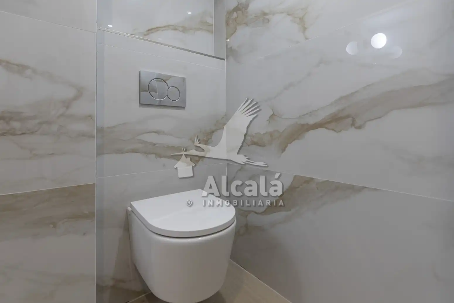 Baño de Local en venta en Alcalá de Henares con Aire acondicionado