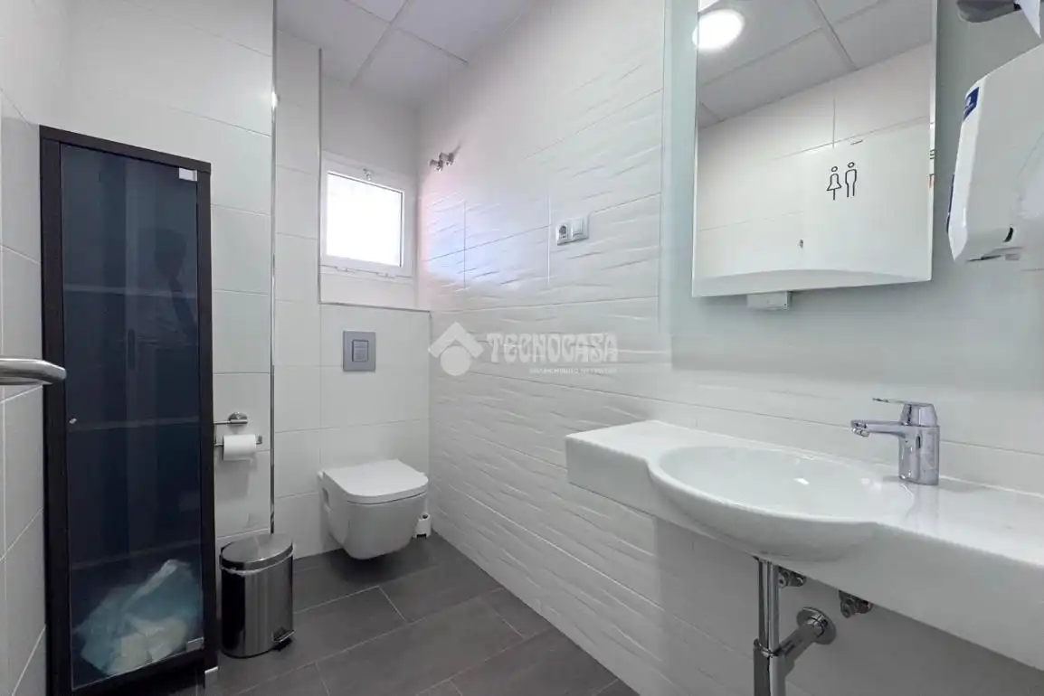 Badezimmer von Geschaftsraum zur Miete in Torremolinos mit Klimaanlage, Heizung und Alarm
