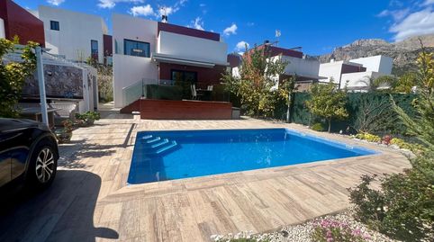 Vivienda construida en 2015 en excelente estado, con reforma reciente de los espacios interiores, lista para entrar a vivir.