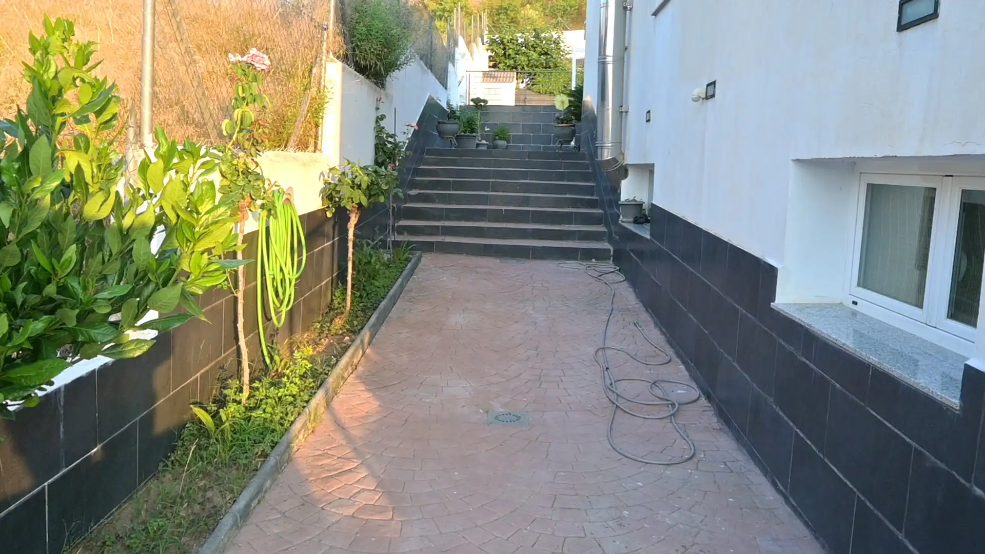 Vista exterior de Casa o xalet en venda en La Zubia amb Aire condicionat, Calefacció i Jardí privat