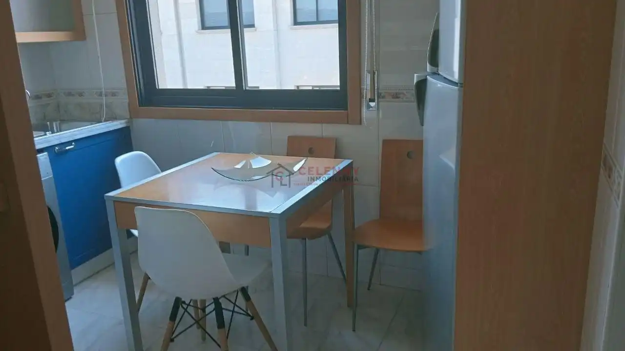 Cuina de Dúplex de lloguer en Ourense Capital  amb Calefacció, Parquet i Traster