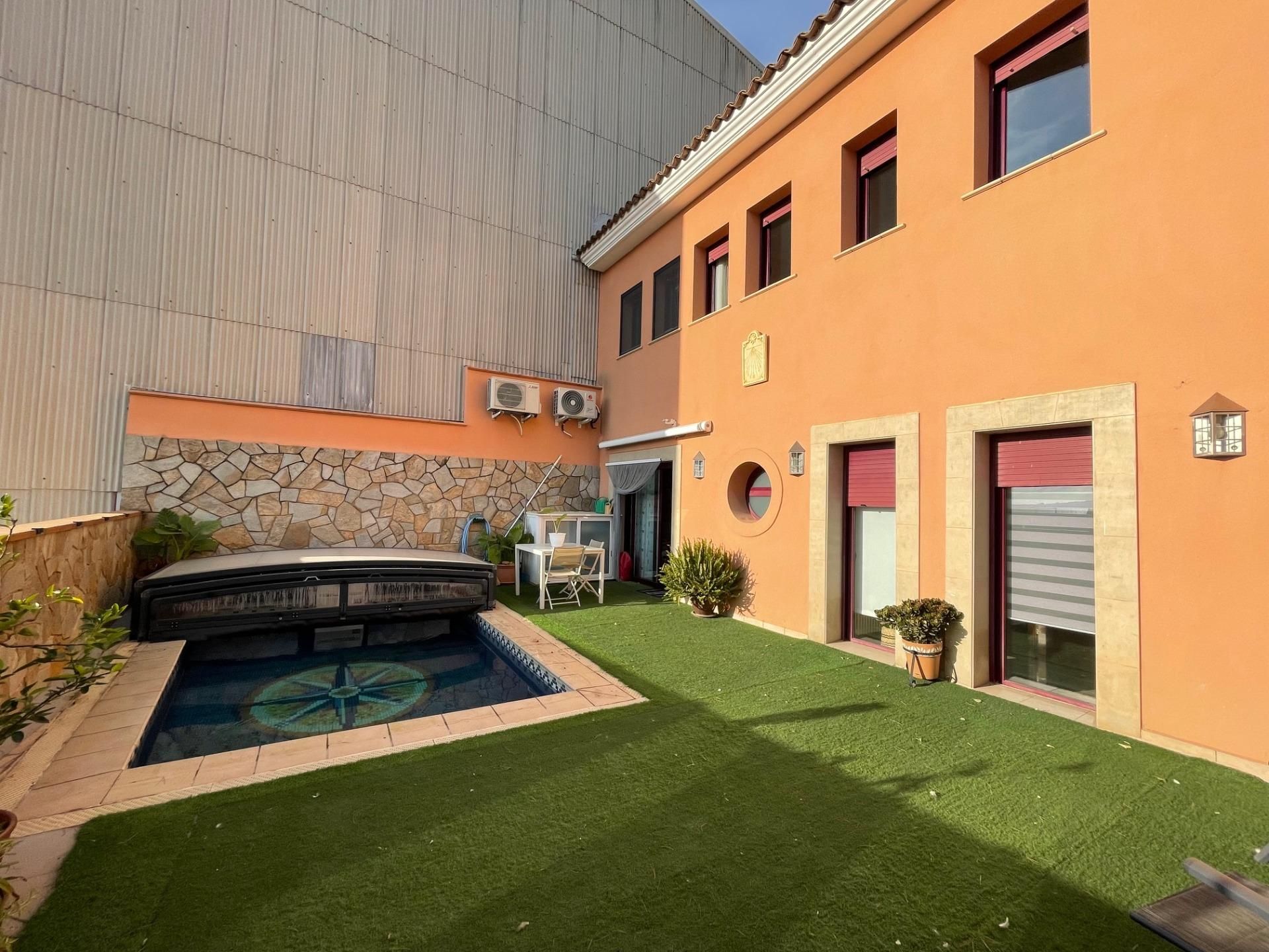 Exterior view of House or chalet for sale in El Vendrell  with Air Conditioner, Heating and Private garden