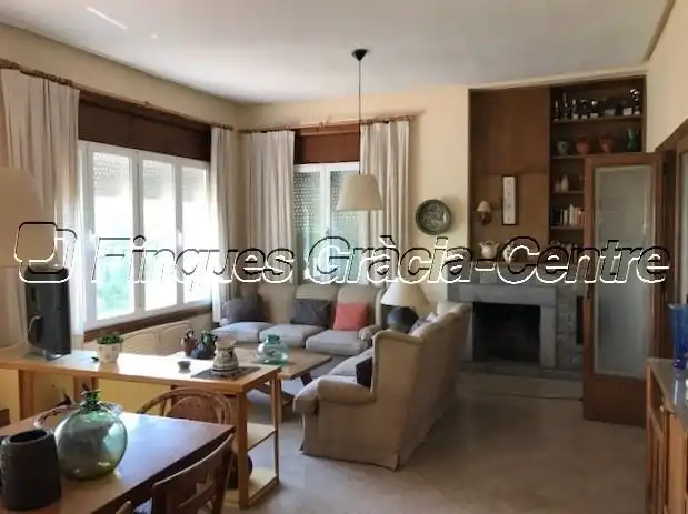 Casa amb terrassa en venda a Carrer Brutau