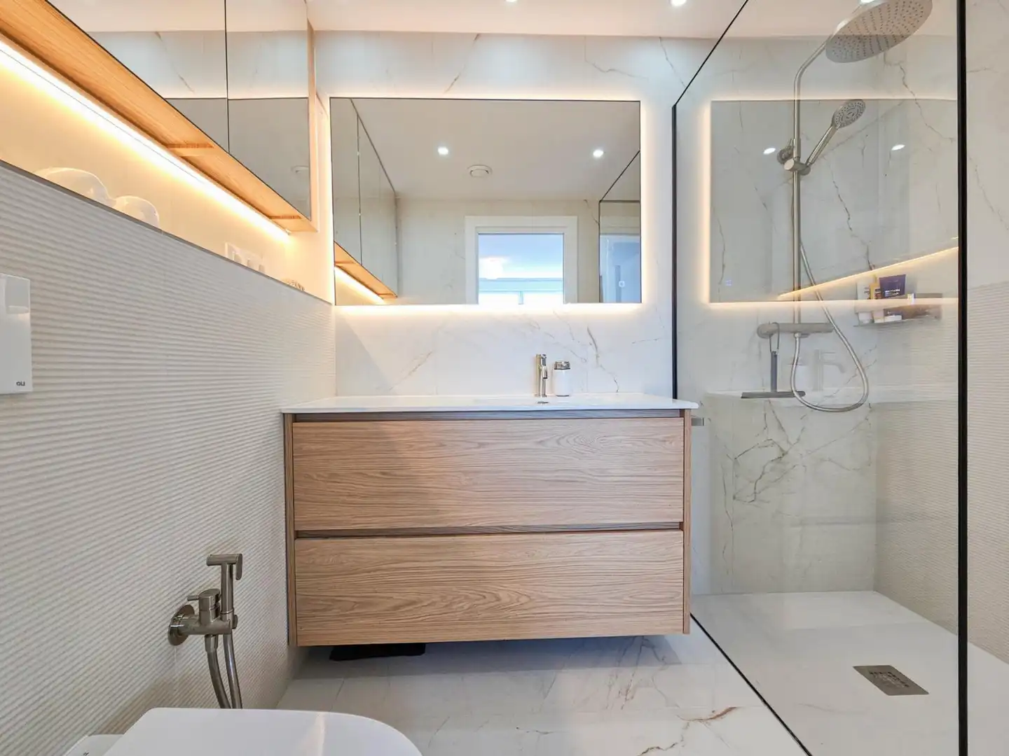 Badezimmer von Wohnung zum Verkauf in Barcelona mit Klimaanlage, Heizung und Balkon