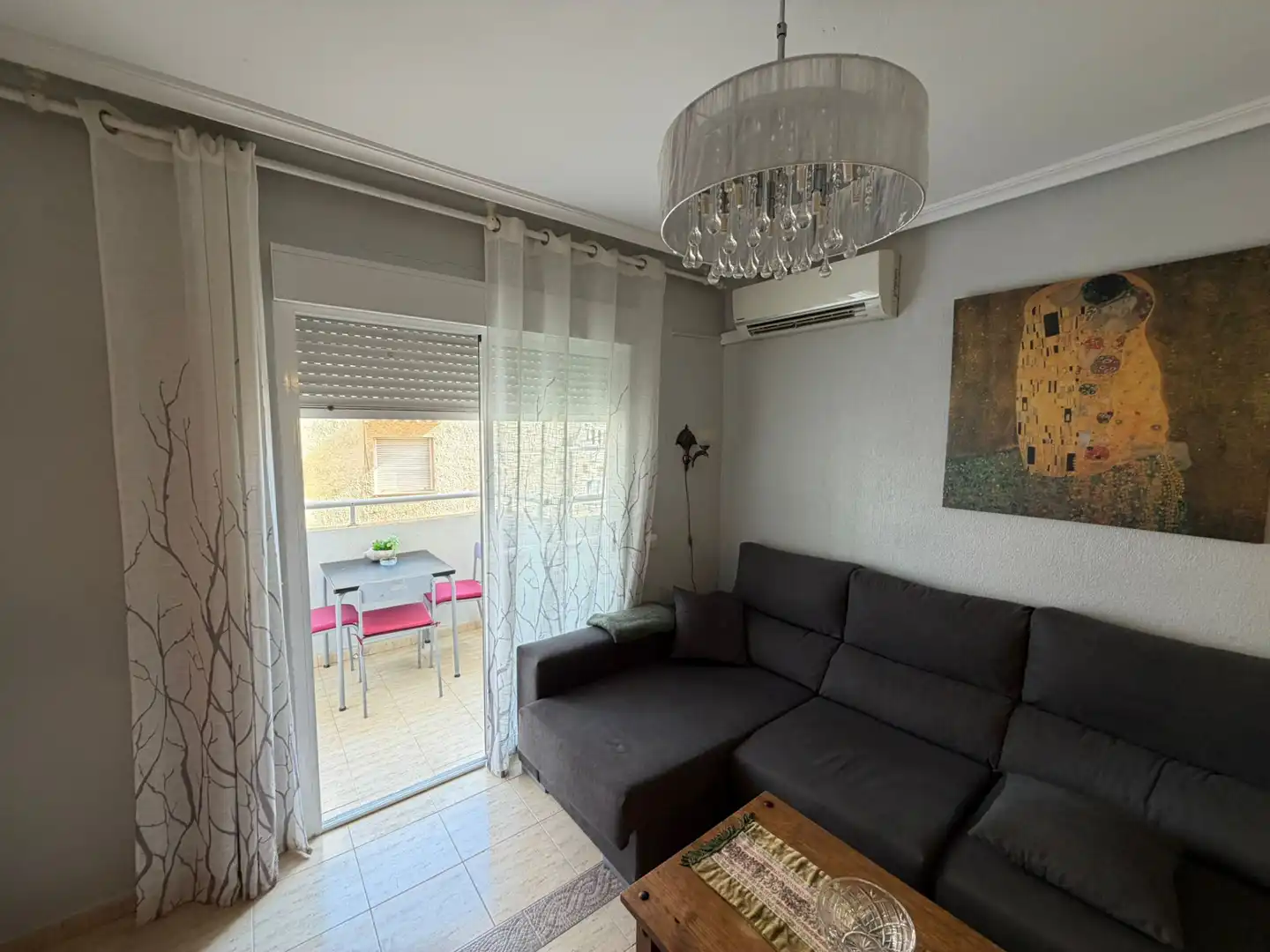 Sala d'estar de Pis de lloguer en Torrevieja amb Aire condicionat, Terrassa i Moblat