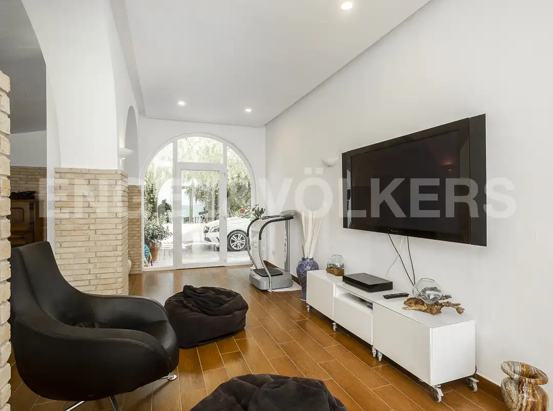 Sala d'estar de Casa o xalet en venda en Vilanova i la Geltrú amb Calefacció, Jardí privat i Piscina