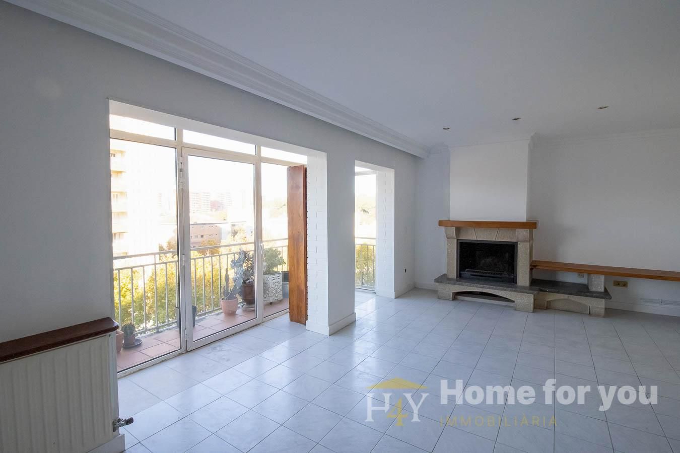Exterior view of Flat for sale in Figueres  with Heating, Oven and TV